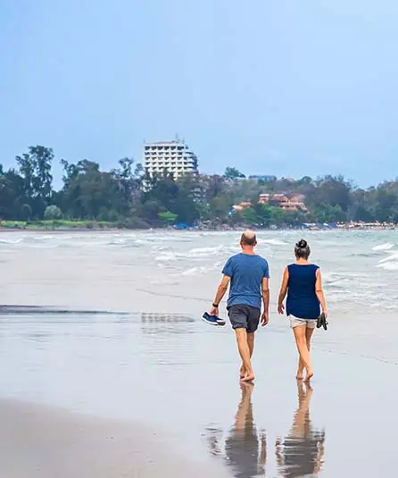 couple-walking-beach - Best Travel Agents in NJ - JJ Travel Associates Couple walking on the beach